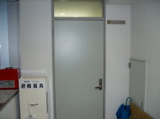 鉄ドアのカバー工法画像（施工前）２